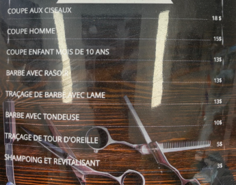 Tableau des tarifs du salon de coiffure Sahara